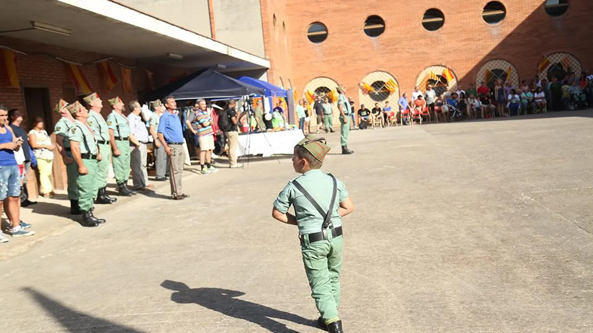 Un niño con el uniforme de Legionario durante el acto benéfico a favor de los niños catalanes que sufren enfermedades raras