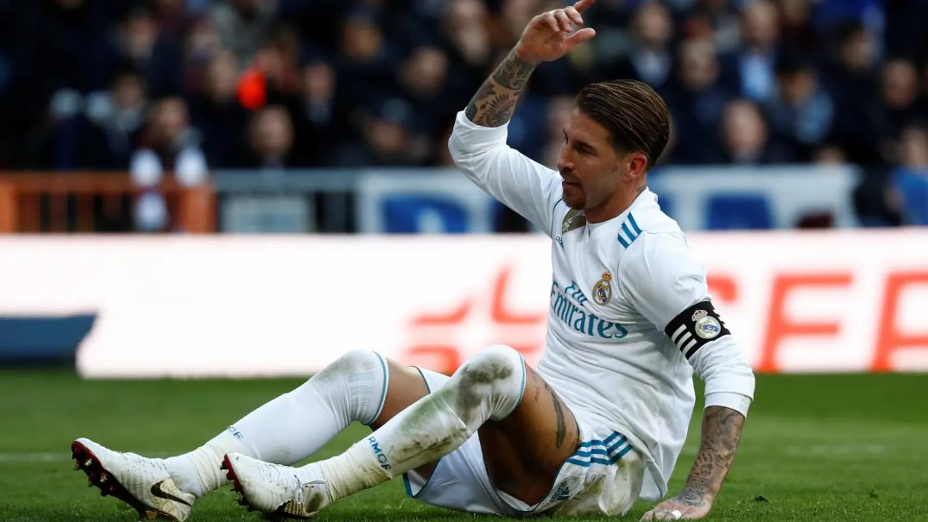 Sergio Ramos protesta en el suelo durante el partido. EFE / Rodrigo Jimenez