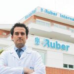 El doctor César Casado Sánchez, especialista en Cirugía Plástica, Estética y Reparadora del Hospital Ruber Internacional