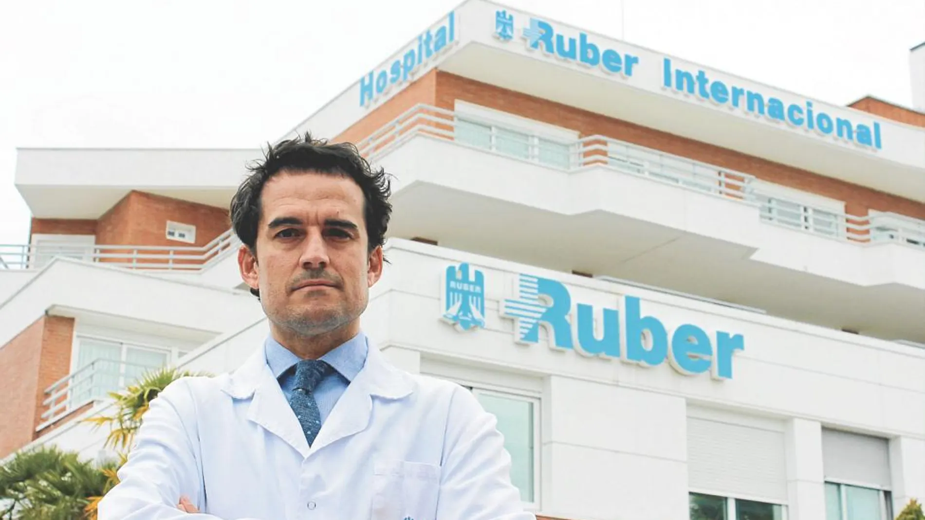 El doctor César Casado Sánchez, especialista en Cirugía Plástica, Estética y Reparadora del Hospital Ruber Internacional