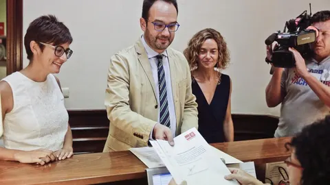 Antonio Hernando, acompañado por las diputadas Meritxell Batet (d) e Isabel Rodríguez (i), presenta la proposición no de ley para garantizar la actualización de las pensiones y de los sueldos de los funcionarios.