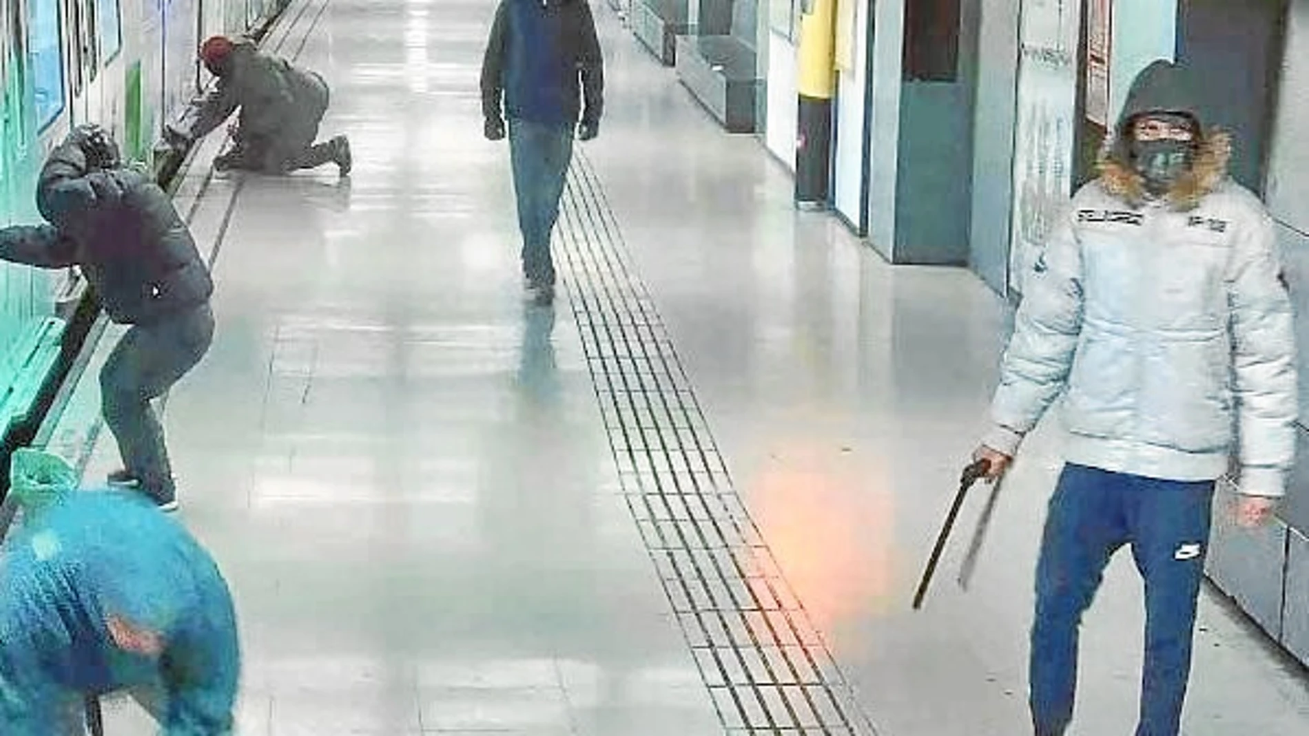 En la imagen, un grupo de vándalos grafiteros en el Metro de Barcelona, cuyo comportamiento es cada vez más violento e incívico