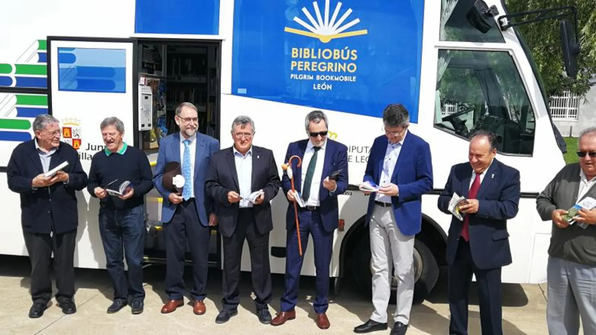 El presidente de la Diputación, Juan Martínez Majo, entre otras autoridades, con el nuevo bibliobús