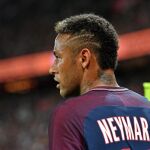 Neymar Jr con la camiseta del Paris Saint Germain ante el AS Saint Etienne.