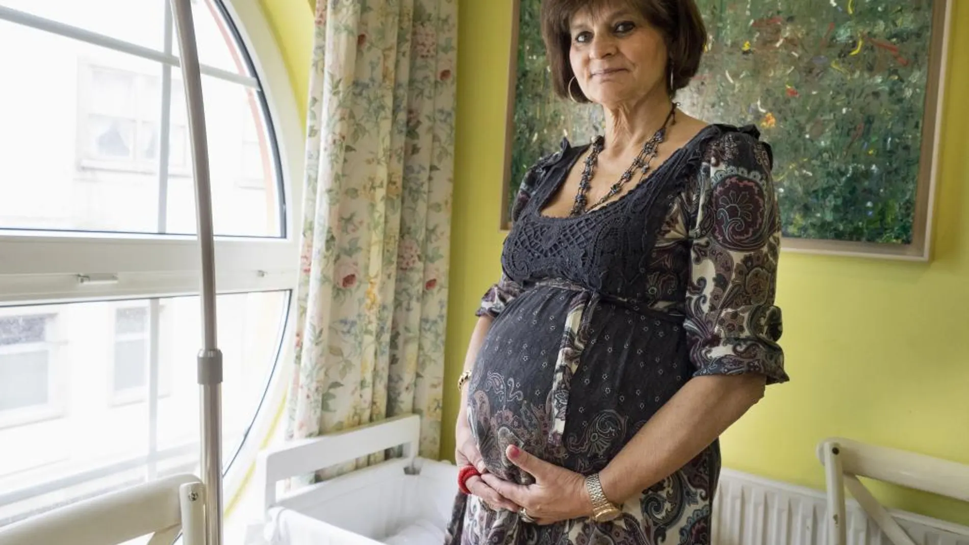 La médica lucense Lina Álvarez, de 62 años, que va a ser madre veinte años después de haber pasado por la menopausia