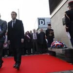 Macron depositó hoy una corona de flores junto al Estadio de Francia, en Saint Denis