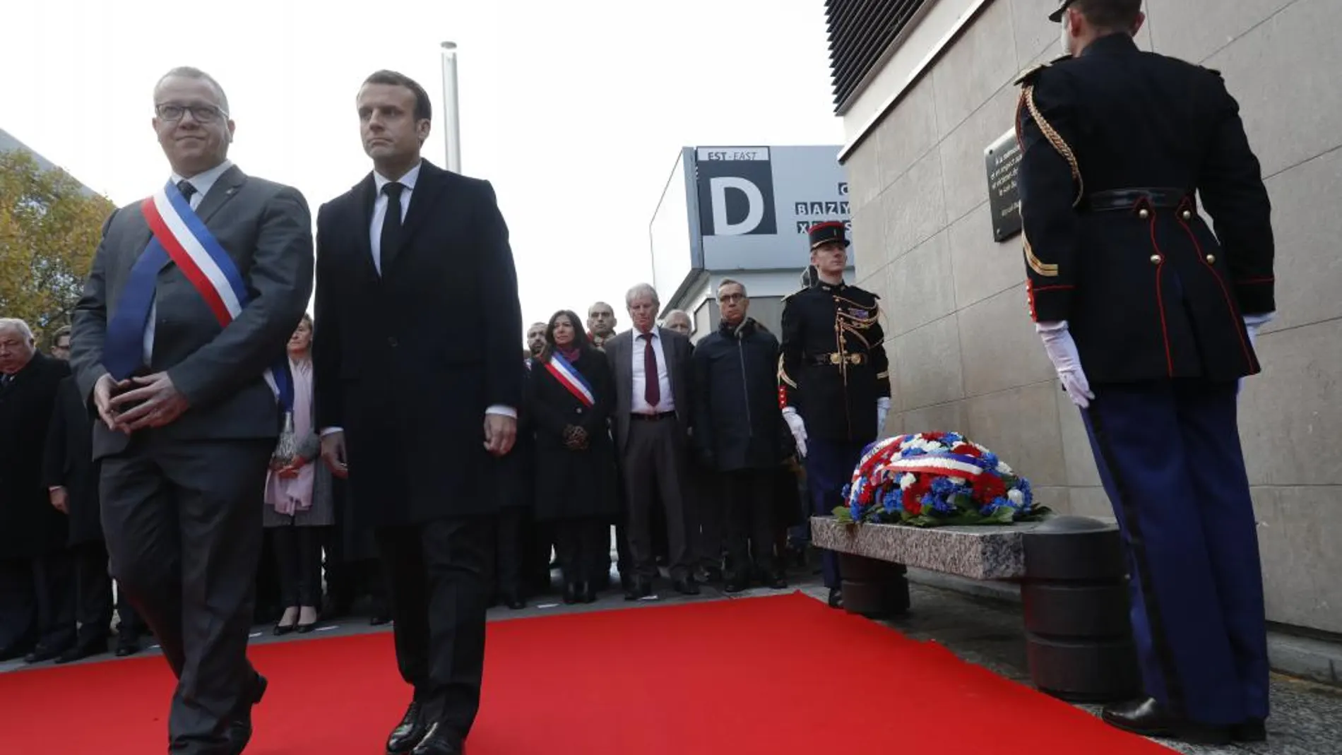 Macron depositó hoy una corona de flores junto al Estadio de Francia, en Saint Denis
