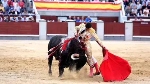 Paco Ureña toreando por el pitón izquierdo en la octava de San Isidro. Cristina Bejarano.