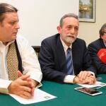 El secretario general de la Fundación Duques de Soria, José María Rodríguez-Ponga, presenta las actividades junto al vicerrector del campus de Soria, José Luis Ruiz Zapatero, y el patrono y director de las excavaciones de Numancia, Alfredo Jimeno