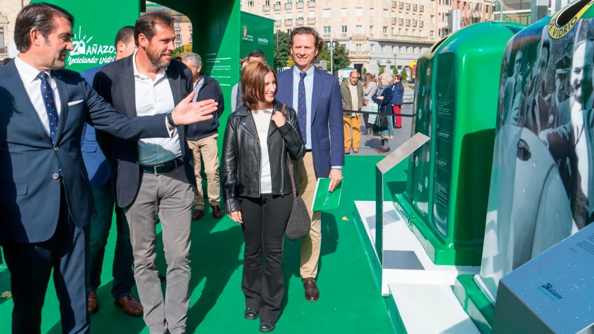 El consejero Juan Carlos Suárez-Quiñones; el alcalde de Valladolid, Óscar Puente; el director de gerencias de Ecovidrio, Félix Reneses; y la concejala María Sánchez, visitan la exposición conmemorativa