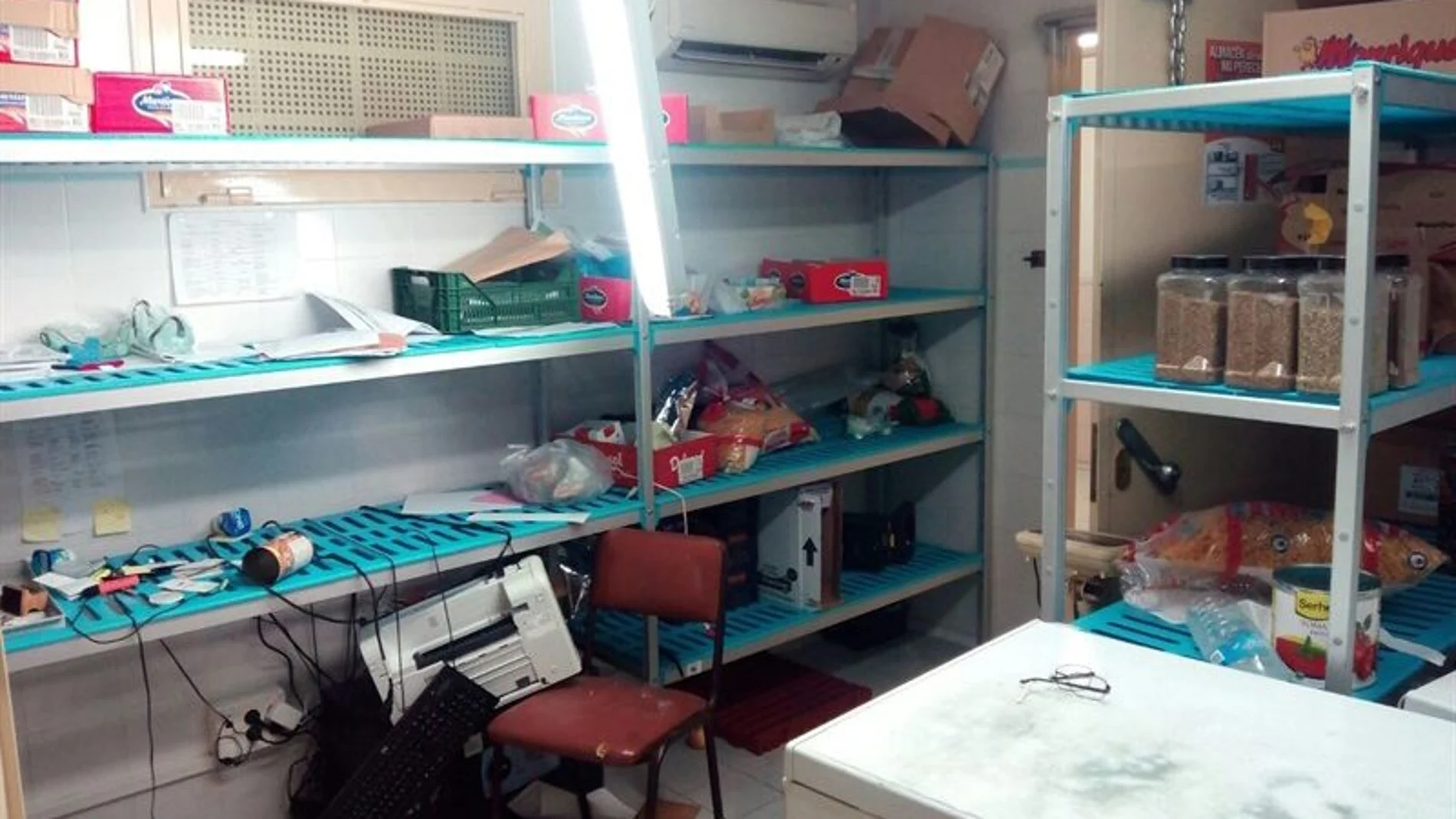 Una de las salas del CIE de Sangonera, destrozada tras el amotinamiento violento de los internos
