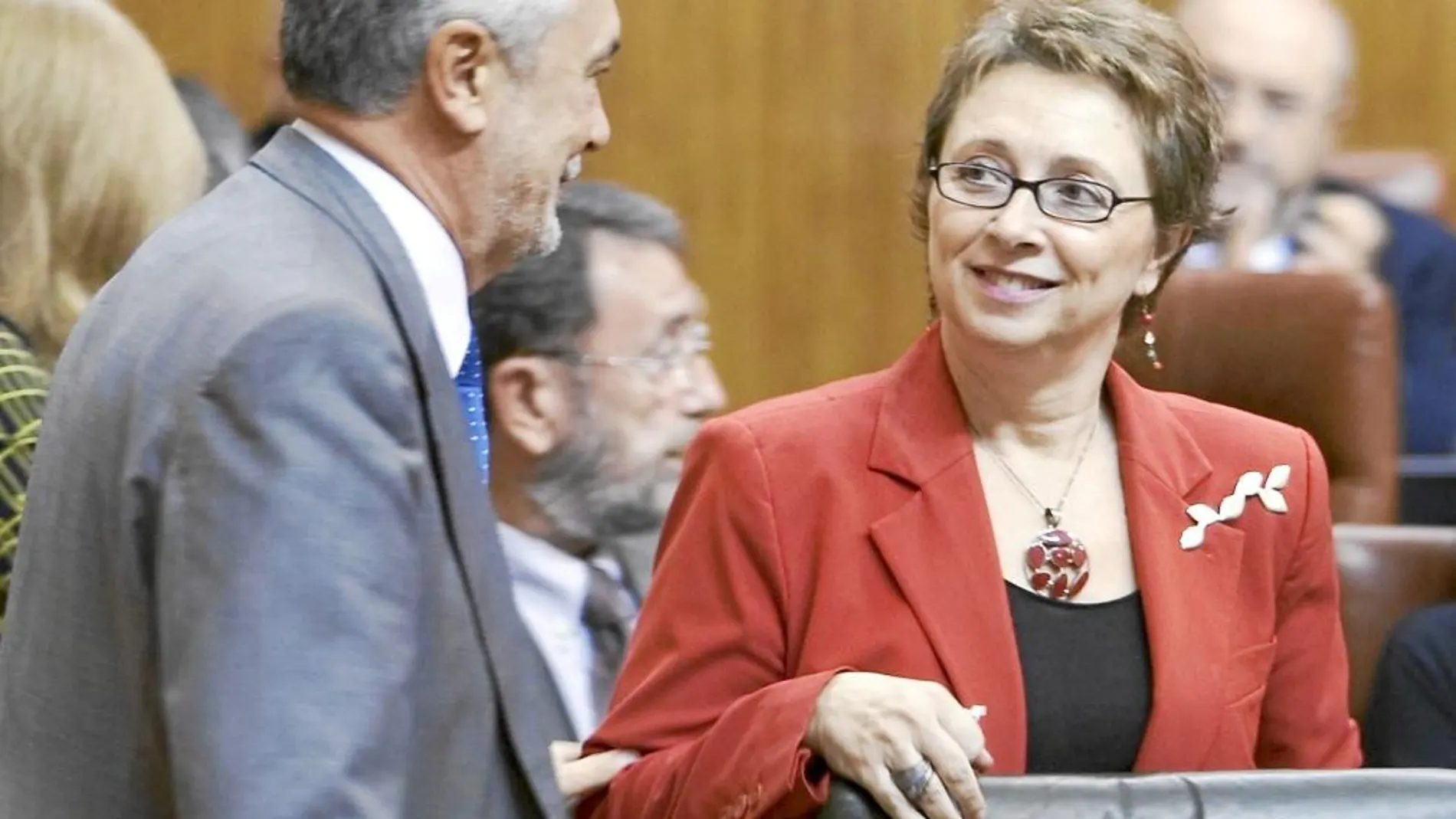 El presidente de la Junta, José Antonio Griñán, junto a Carmen Martínez Aguayo