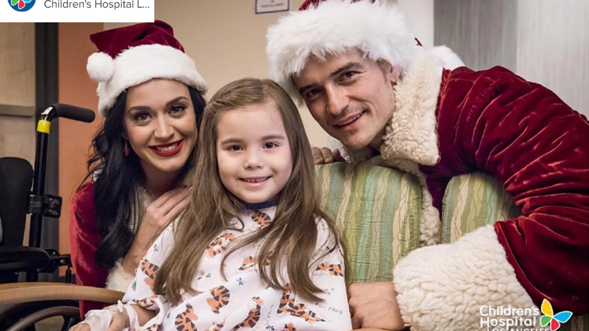 Katy Perry y Orlando Bloom con una de las pacientes del hospital infantil de Los Ángeles