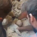 Un bebé es rescatado de entre los escombros de un edificio destruido por los bombardeos