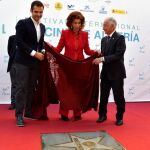 La actriz Sophia Loren, junto al alcalde de Almería, Ramón Fernández-Pacheco, y el presidente de la Diputación Gabriel Amat