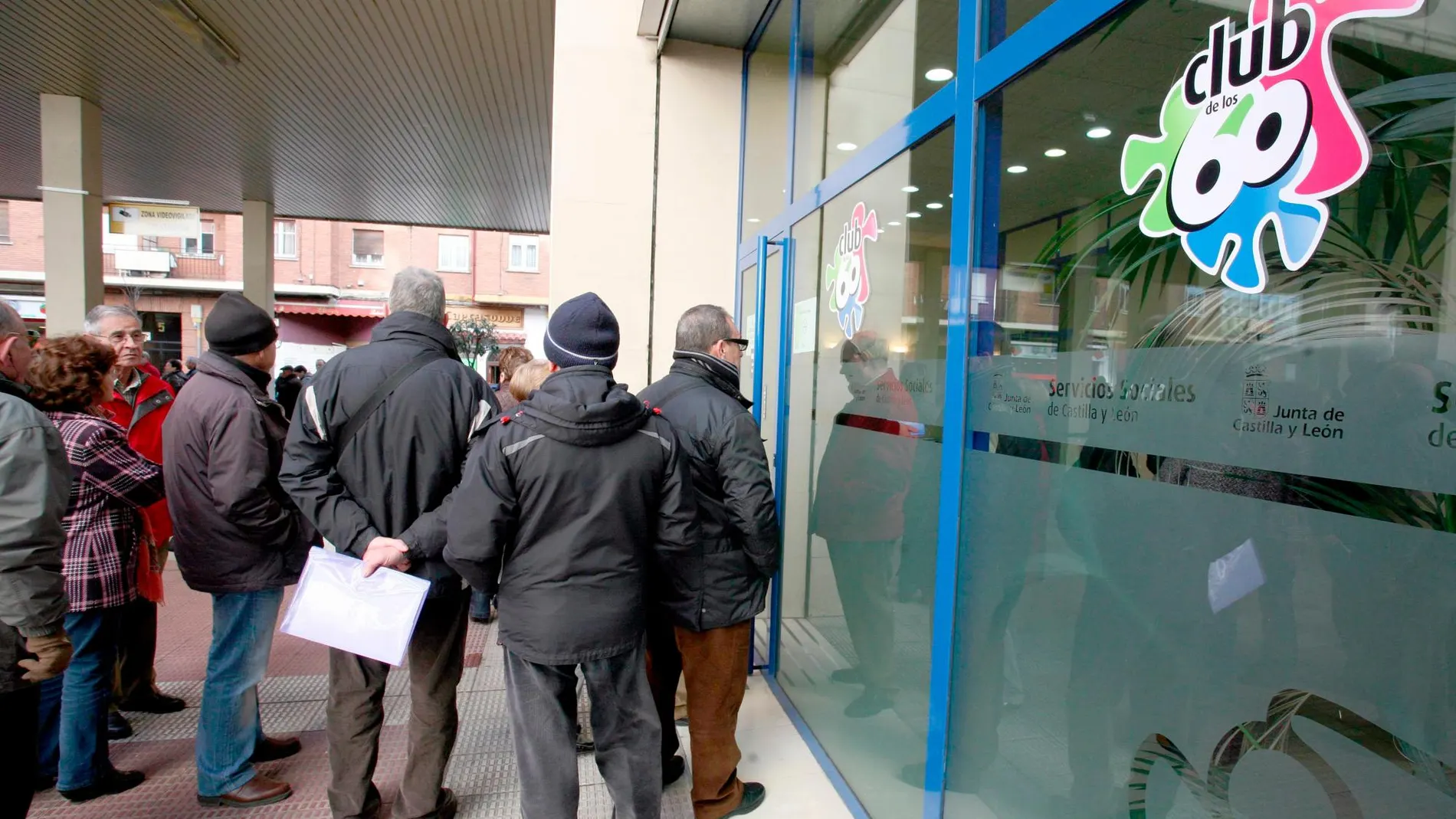 Largas colas a las puertas de las oficinas del Club de los 60 en Valladolid para solicitar una plaza en sus programas de ocio y deporte