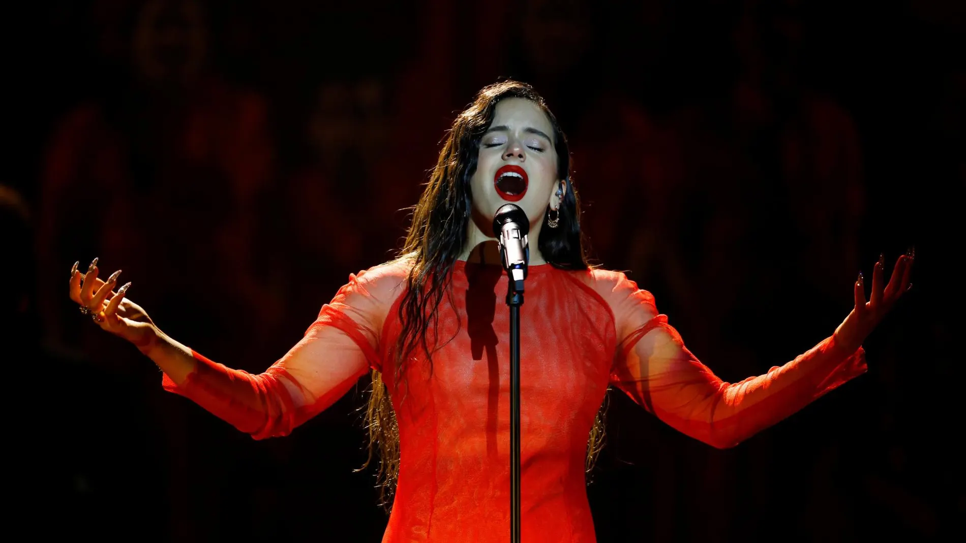 Rosalía durante su actuación en la gala de los premios Goya 2019