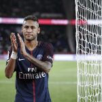 Neymar aplaude a los aficionados del PSG