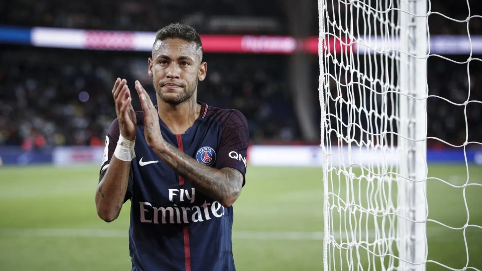 Neymar aplaude a los aficionados del PSG