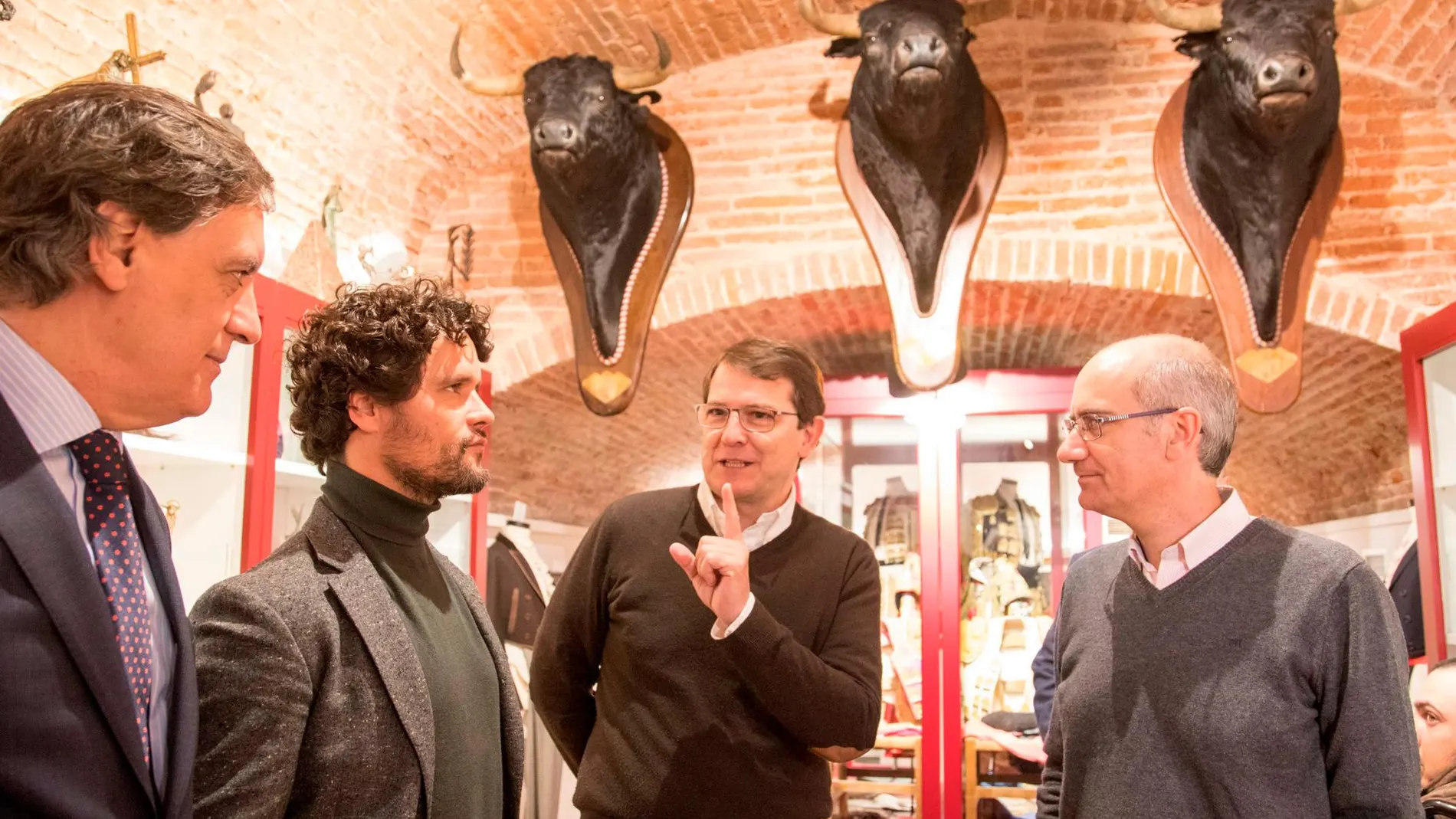 Fernández Mañueco conversa con Abellán en presencia de García Carbayo y Javier Iglesias