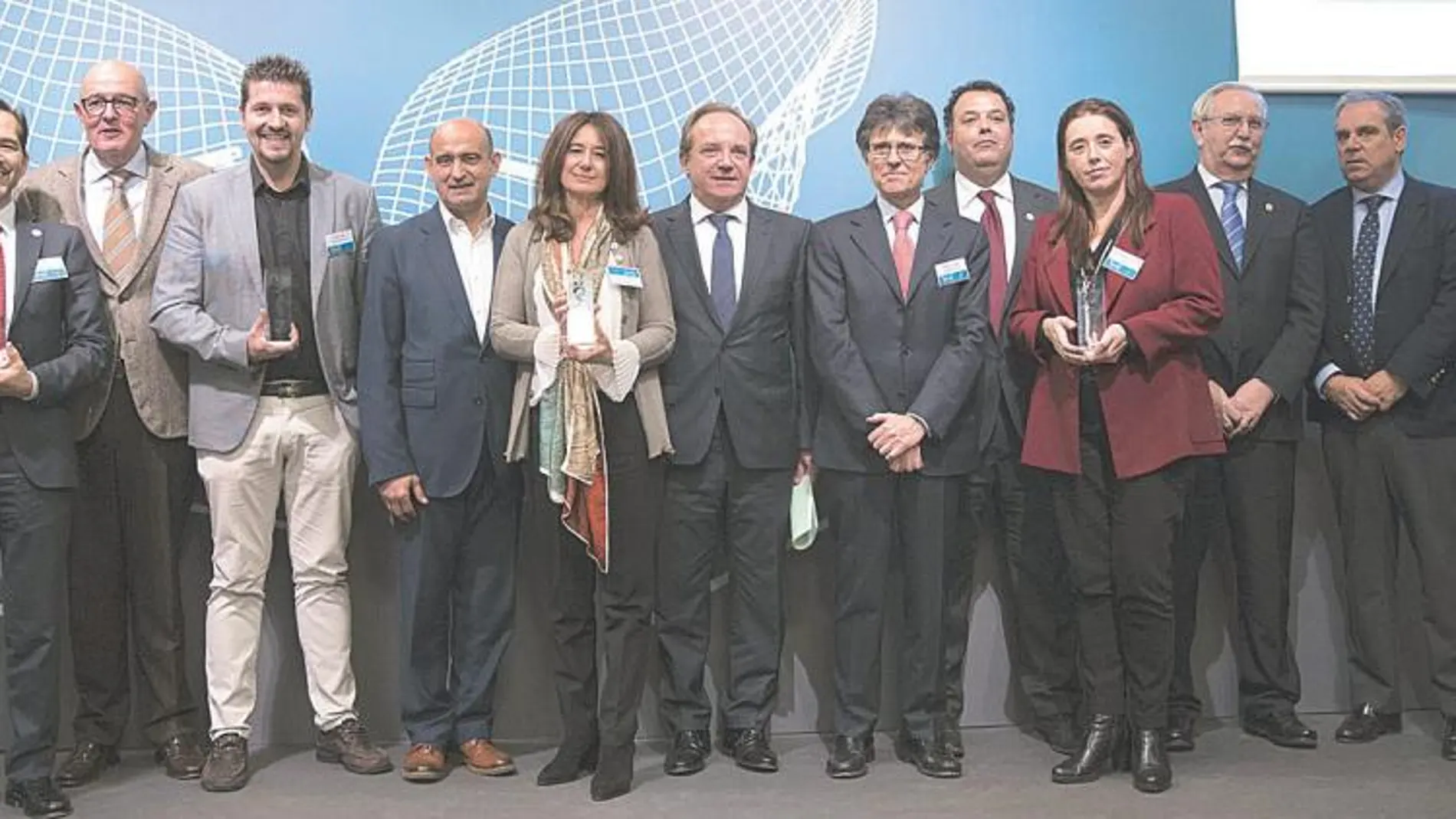Foto de familia de los premiados y los miembros del jurado de la III edición de los galardones de Somos Pacientes / Gonzalo Pérez