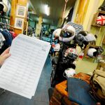 En la tienda de motos Mazarías, en el barrio de Las Letras, vecinos y clientes ya pueden firmar contra la puesta en marcha del nuevo perímetro/Rubén Mondelo