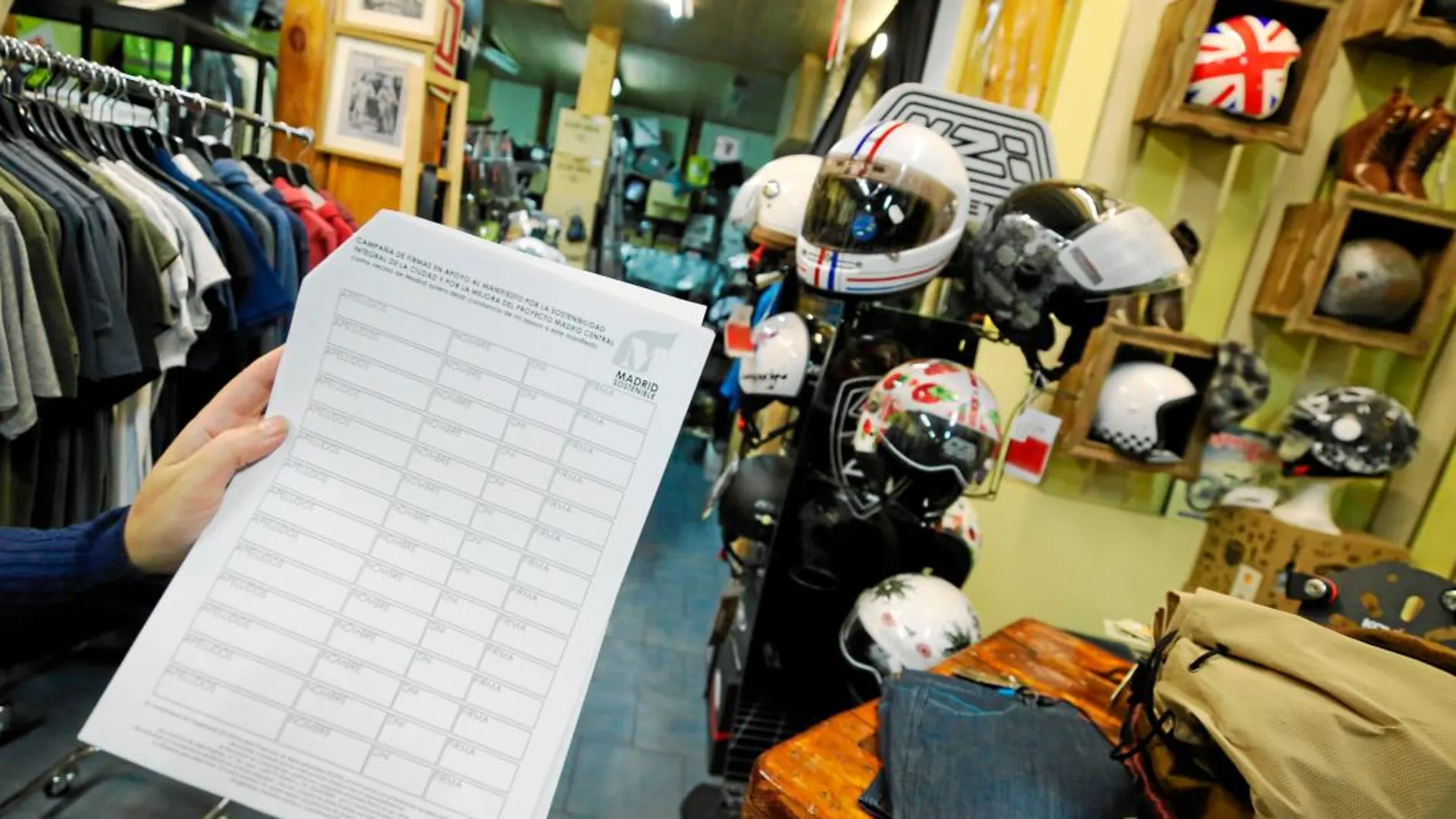 En la tienda de motos Mazarías, en el barrio de Las Letras, vecinos y clientes ya pueden firmar contra la puesta en marcha del nuevo perímetro/Rubén Mondelo