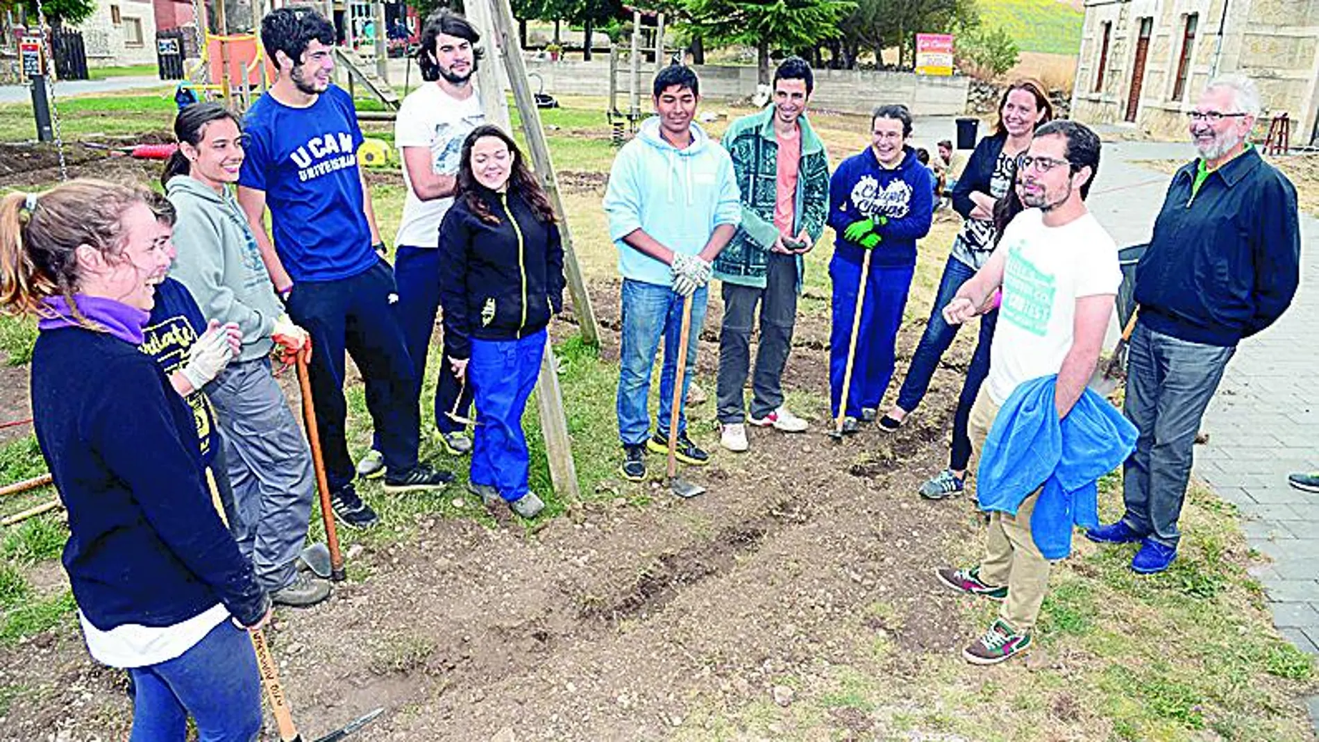 Eduardo Carazo visita a los jóvenes voluntarios de Atapuerca.