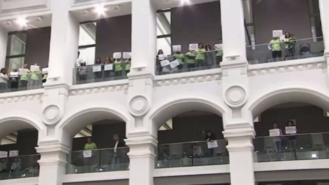 Imagen de los afectados protestando durante el pleno