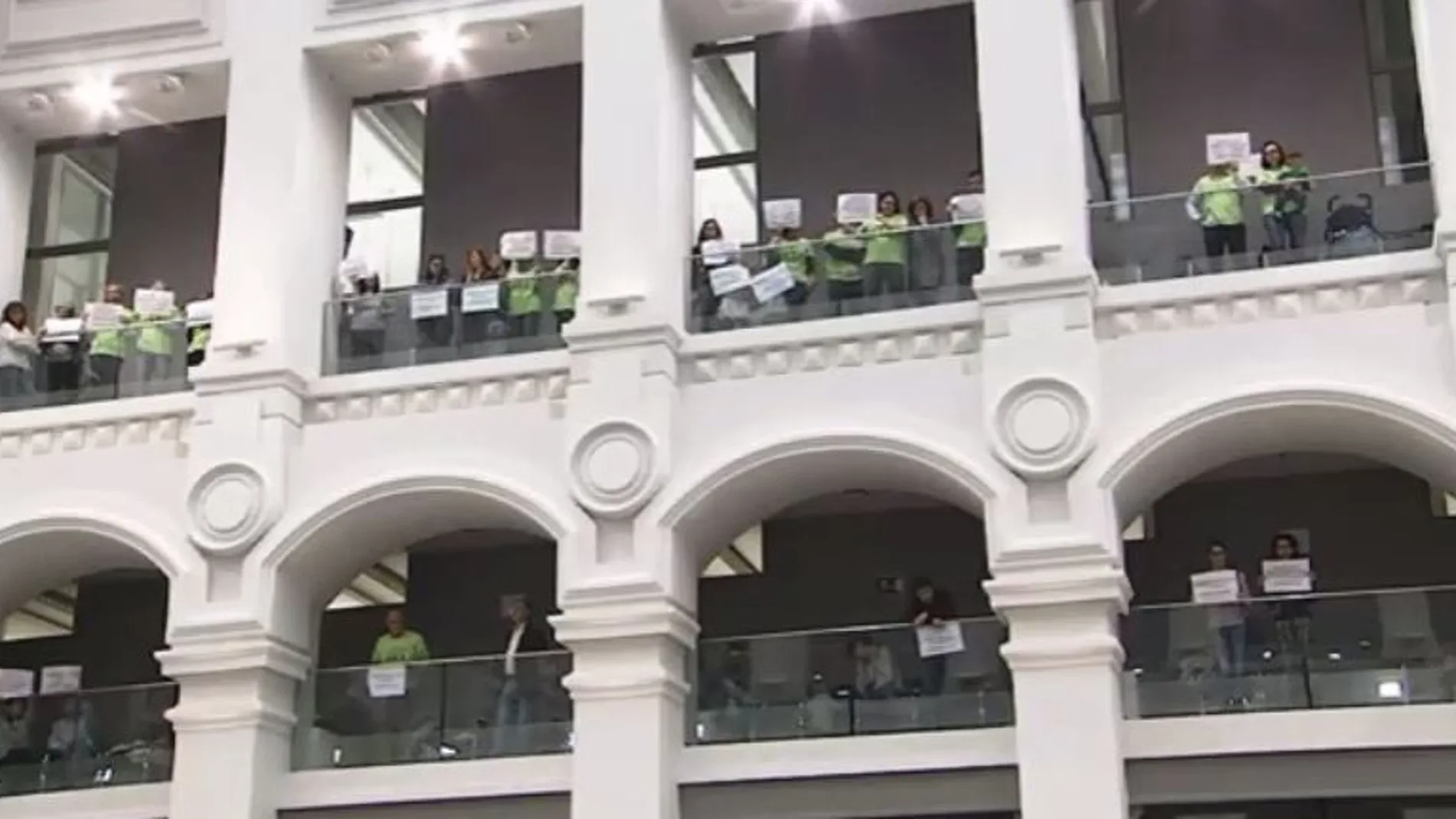 Imagen de los afectados protestando durante el pleno