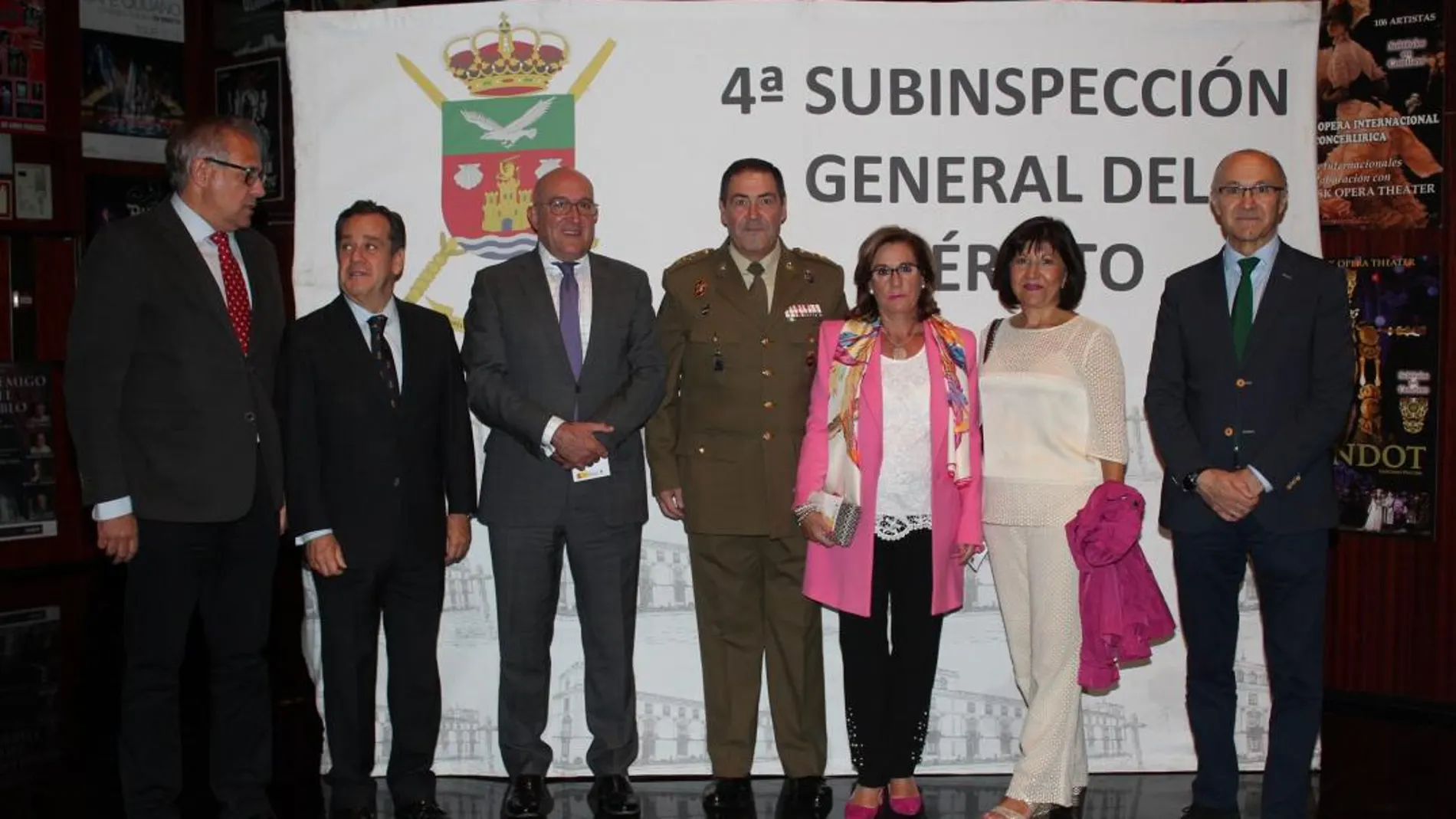 Jesús Julio Carnero, Pablo Trillo, José Antonio Martínez Bermejo, Ramiro Ruiz Medrano y el General José Rivas, entre otros, momentos antes del concierto