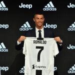 Ronaldo posa con la camiseta de la Juventus con el número 7 tras la rueda de prensa / Twitter