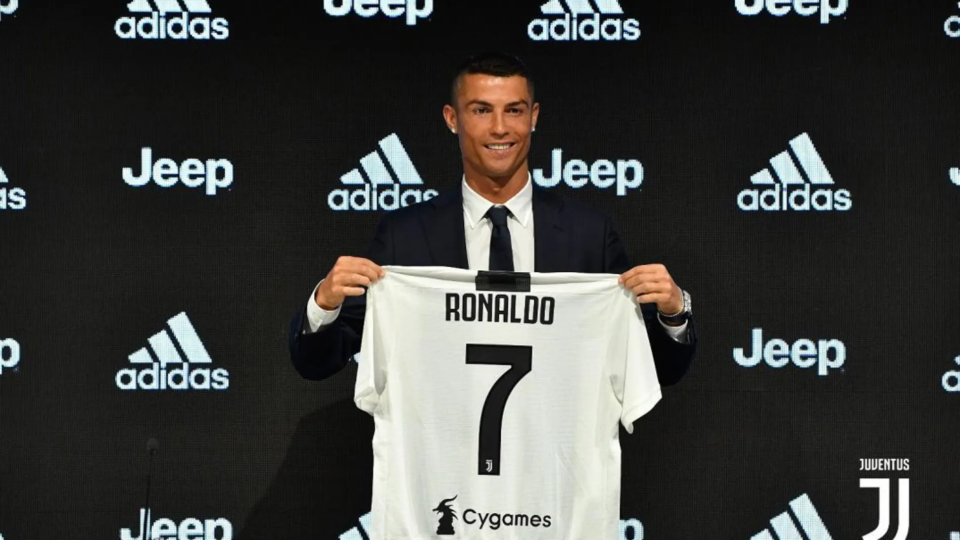 Ronaldo posa con la camiseta de la Juventus con el número 7 tras la rueda de prensa / Twitter
