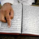 Imagen de un hombre leyendo el Corán