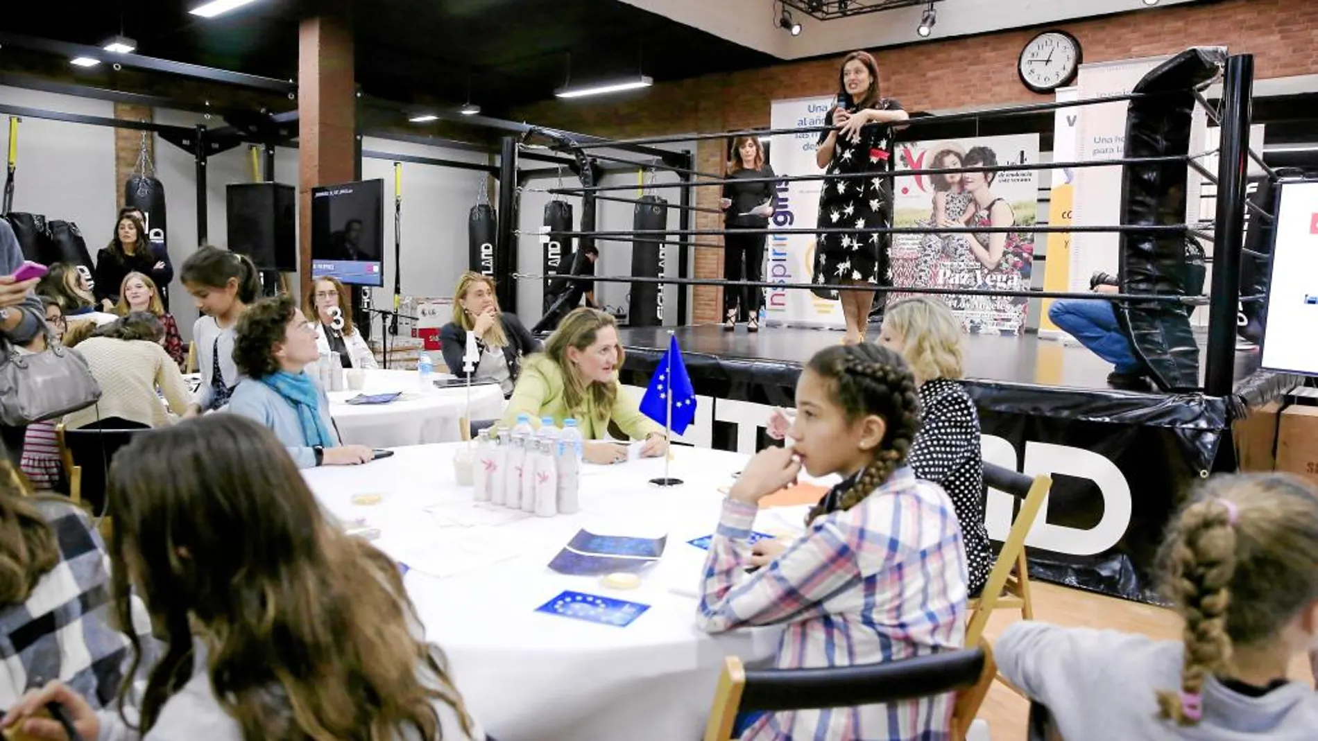 Medio centenar de niñas del Colegio San Sebastián, de Madrid, hablan con 12 mujeres referentes