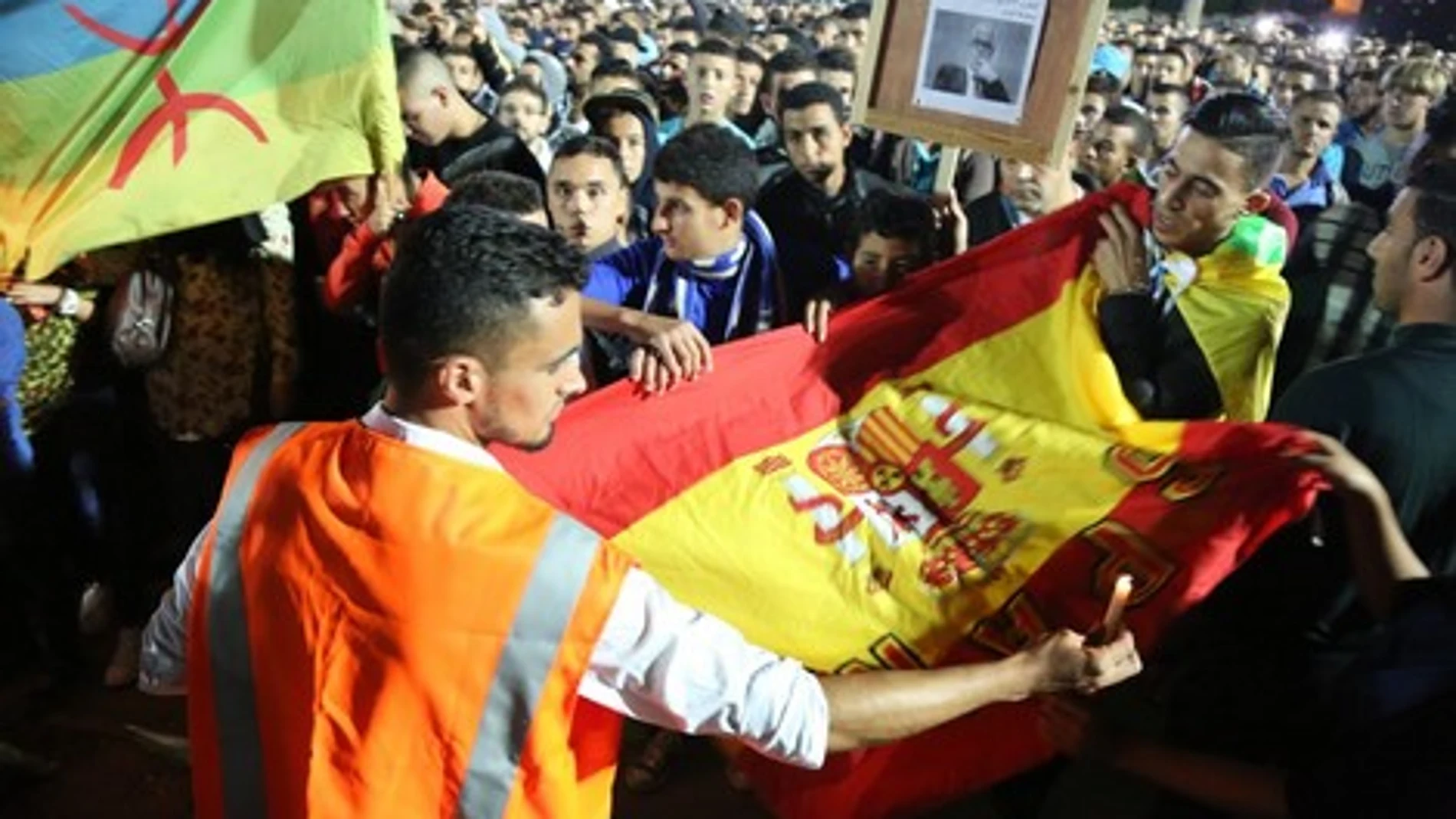 Manifestantes marroquíes mostrando banderas españolas.