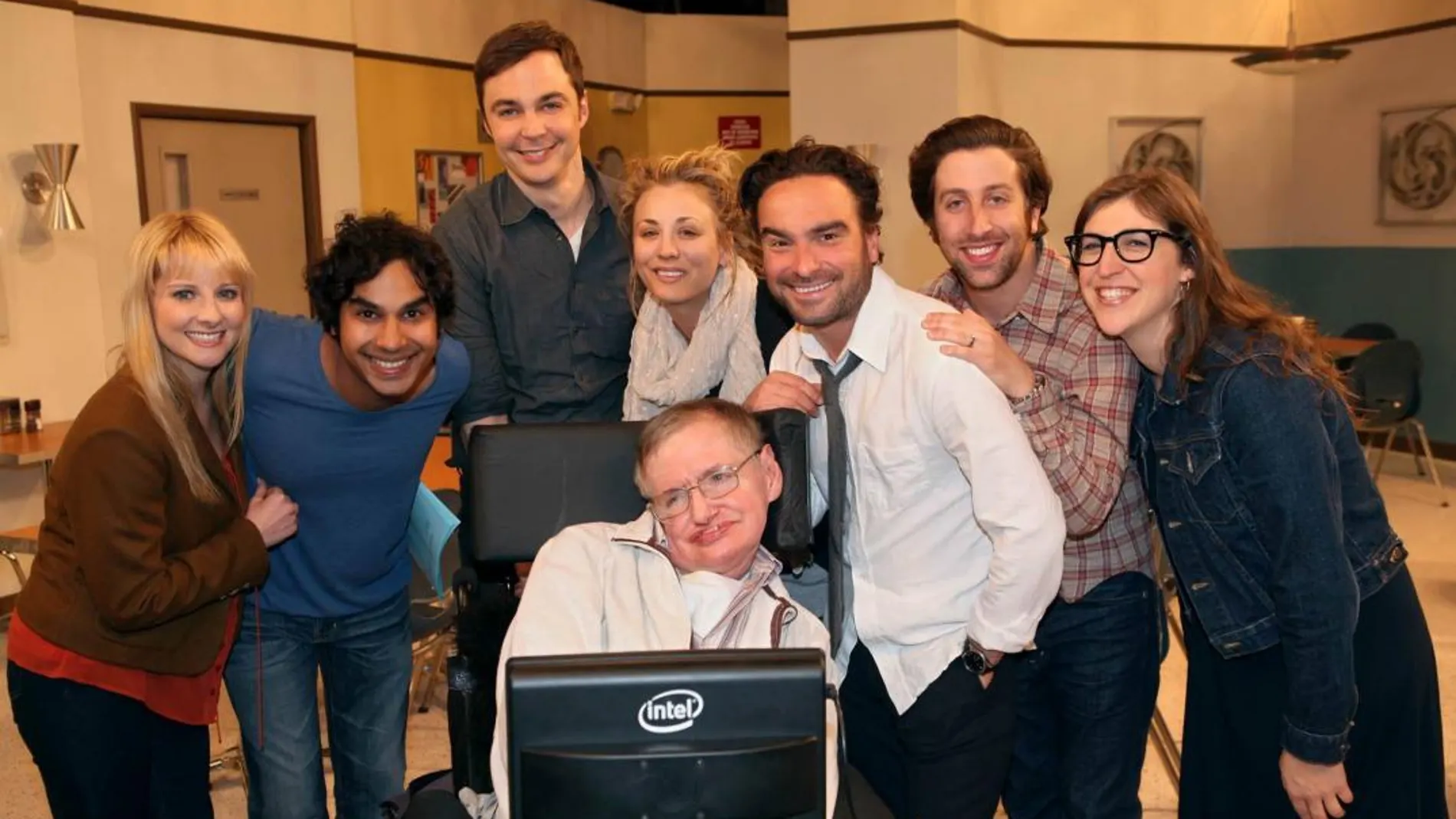 Los actores de la serie «The Big Bang Theory» junto a Stephen Hawking