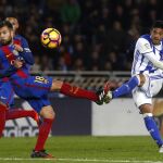 Carlos Vela (d), golpea el balón ante el defensa del F. C. Barcelona, Jordi Alba