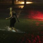 Una mujer anda por las calles inundadas