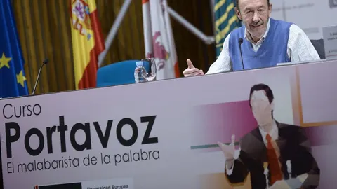 El exsecretario general del PSOE Alfredo Pérez Rubalcaba, durante su participación hoy en un curso de portavoces organizado por la Universidad Europea Miguel de Cervantes en Valladolid.