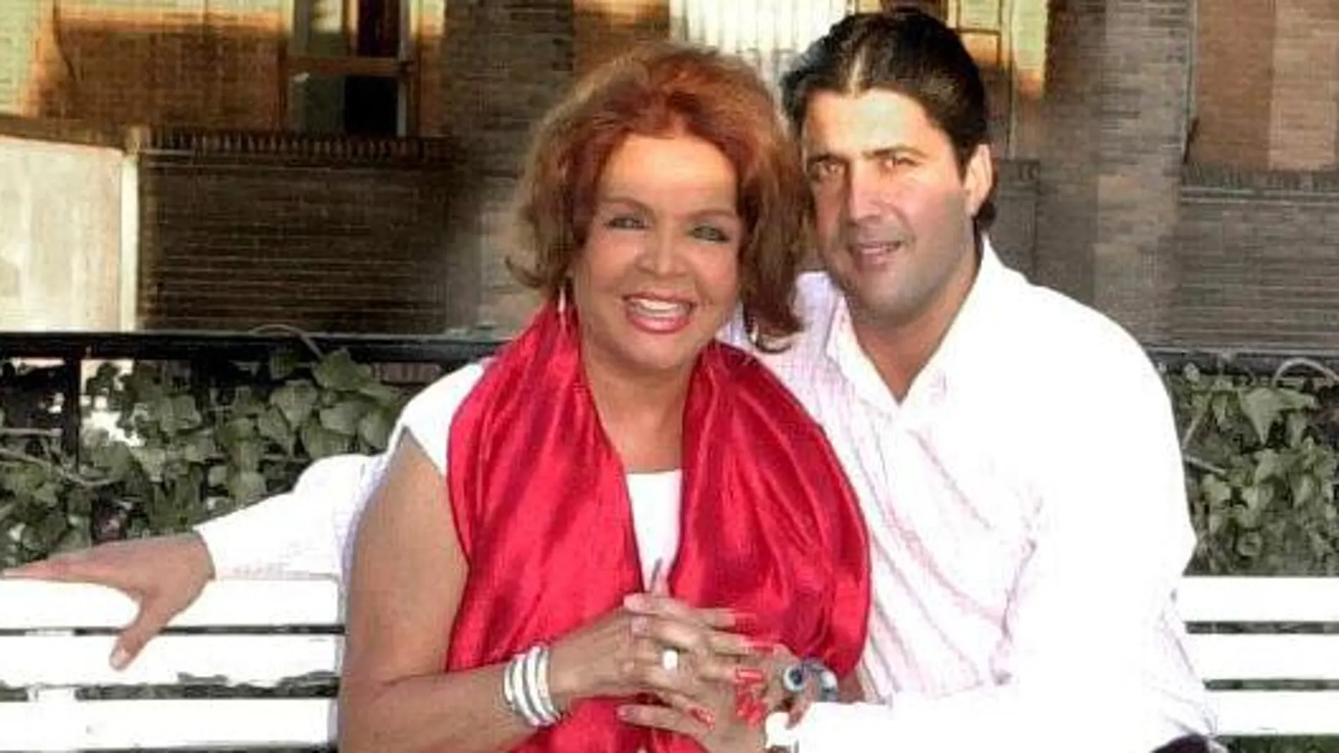 Sara Montiel junto a su último marido, el cubano 38 años Tony Hernández.