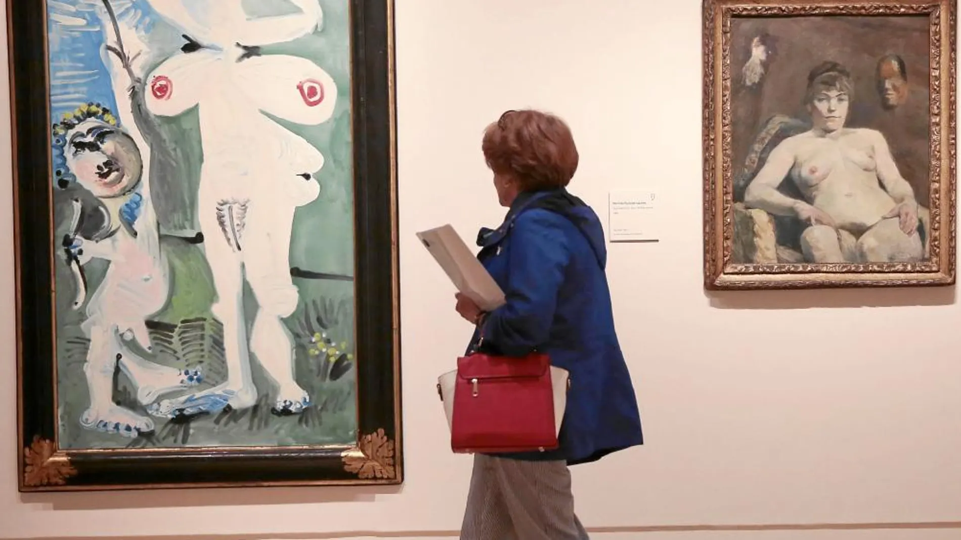 Una visitante, entre «Venus y Cupido» (Picasso) y «La Grosse María, Venus de Montmartre» (Lautrec)