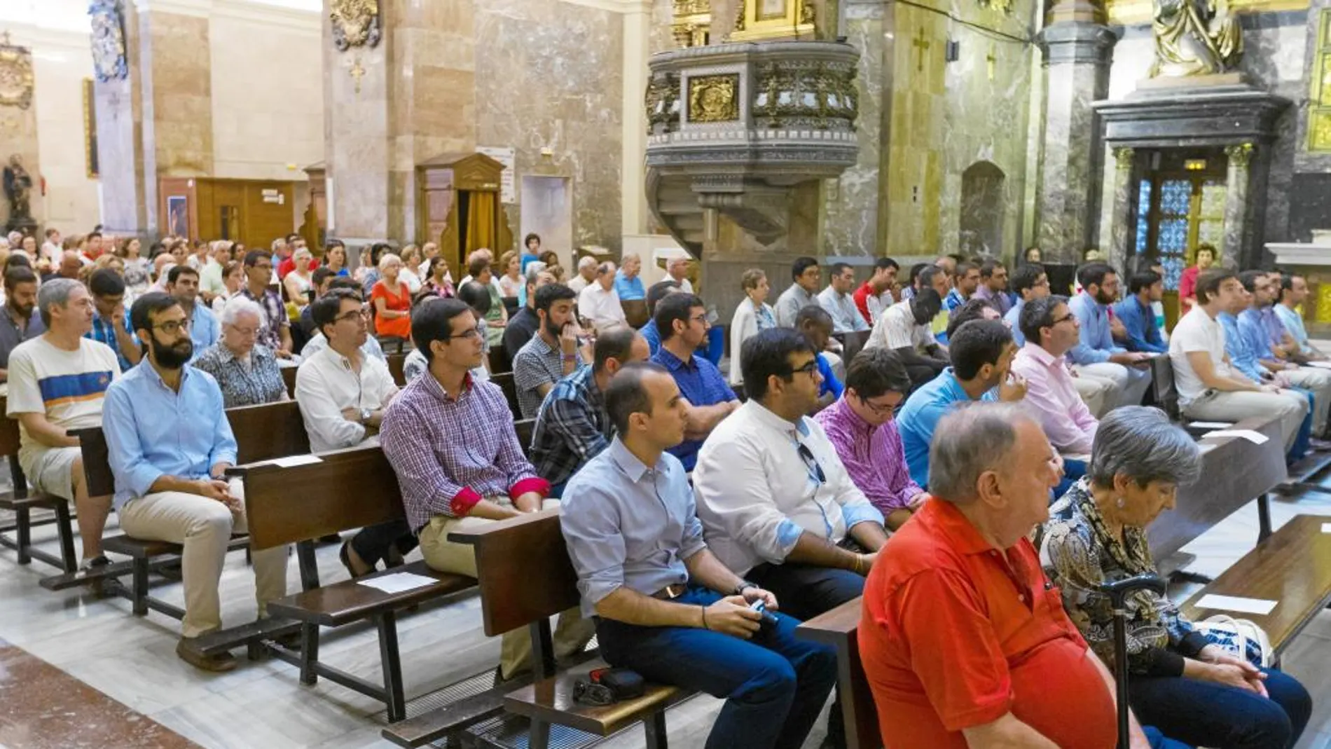 Seminaristas, presbíteros y familias siguen la Eucaristía en la Basílica Nacional de la Gran Promesa