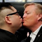 Howard X, el cómico australiano, besa al doble del presidente Donald Trump, hoy en el hotel La Paix en Hanoi/ Foto: Reuters
