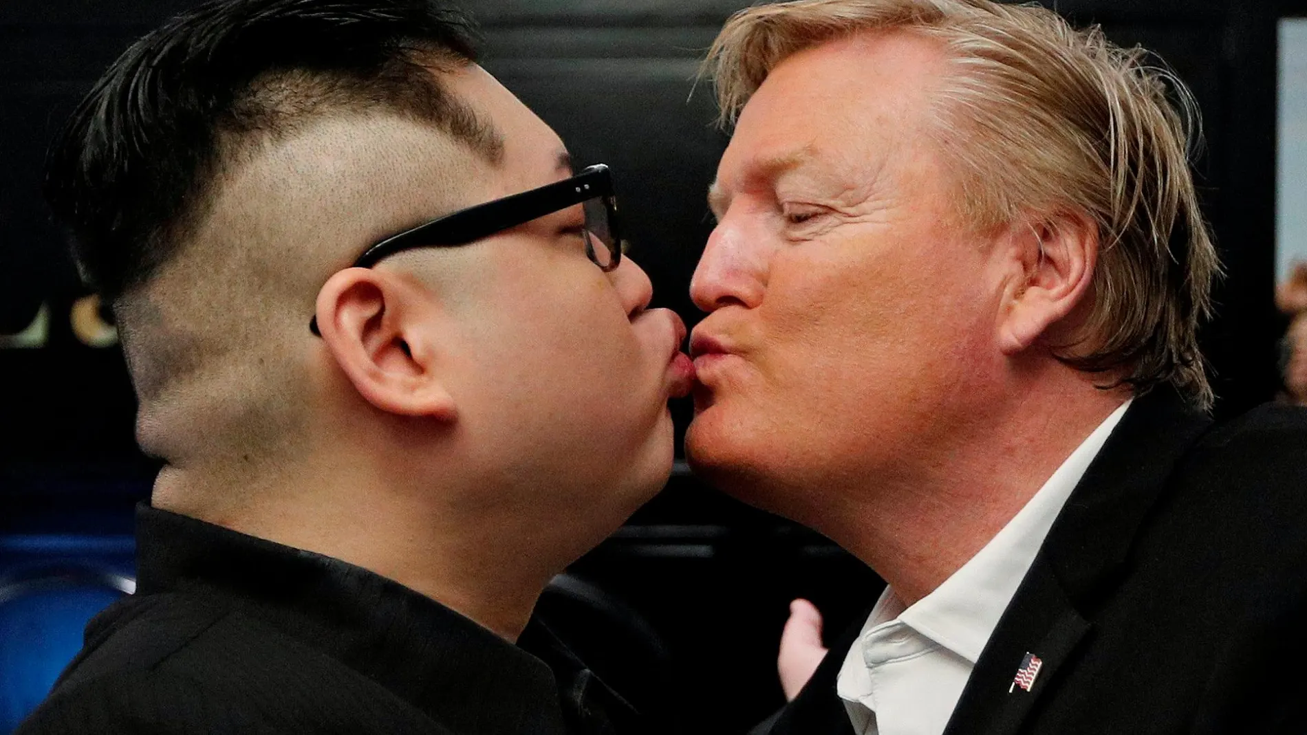 Howard X, el cómico australiano, besa al doble del presidente Donald Trump, hoy en el hotel La Paix en Hanoi/ Foto: Reuters