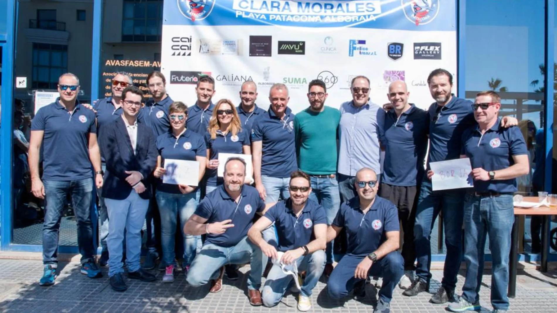 Miembros del equipo durante la inauguración del Club de Natación de La Patacona