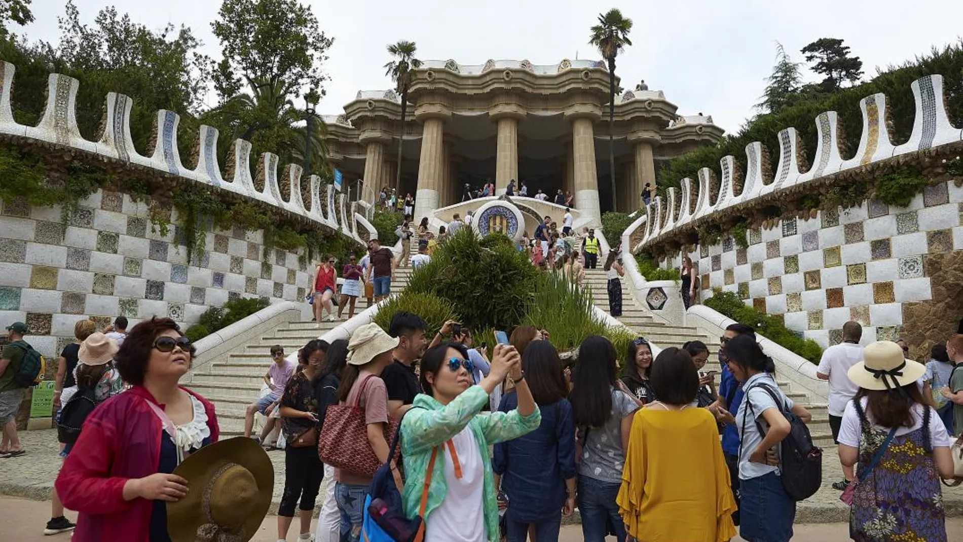 Un grupo de turistas visitan el Parque Güell/ Efe