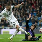 Benzema trata de disparar en presencia de un defensor del Leganés / Ap