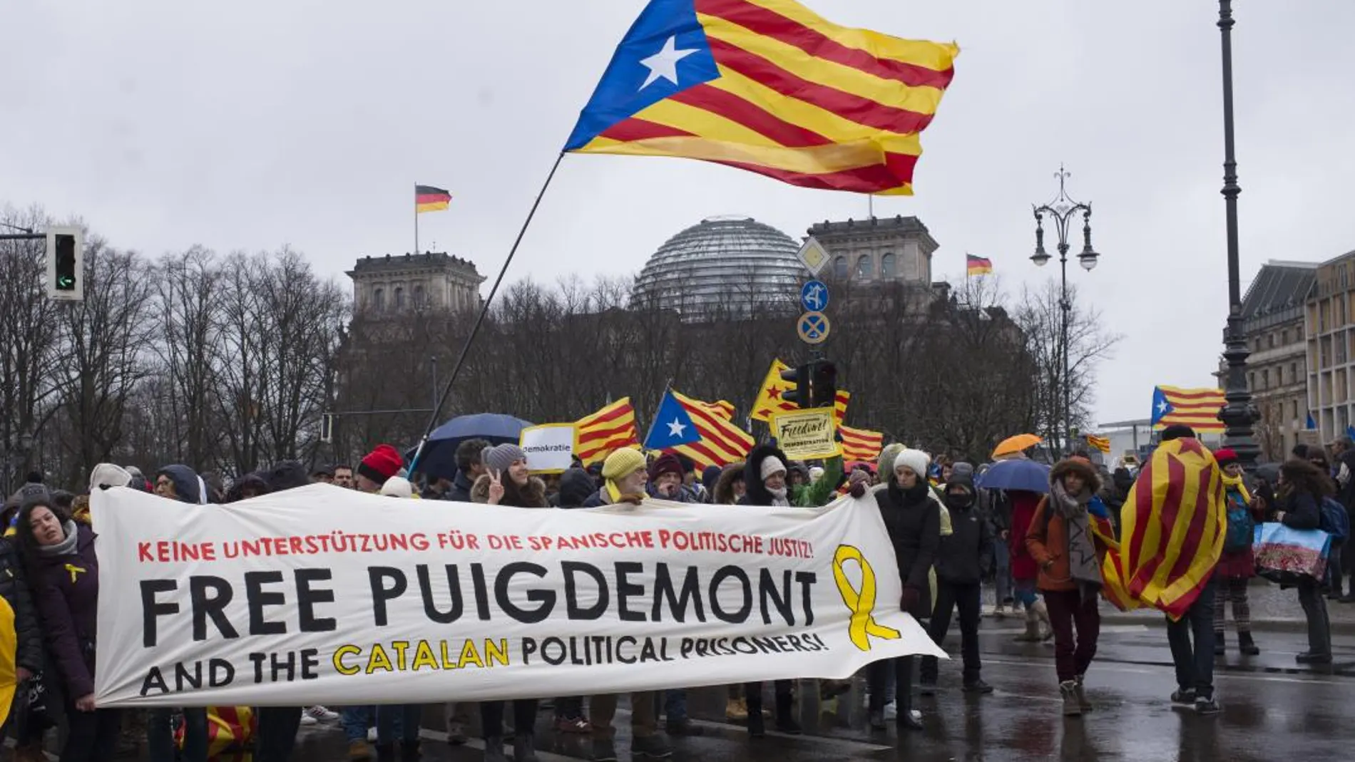 Manifestante hoy en Berlín a favor de la puesta en libertad de Carles Puigdemont. Ap