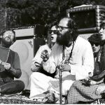 Allen Ginsberg, rodeado de jóvenes seguidores durante el verano de 1967